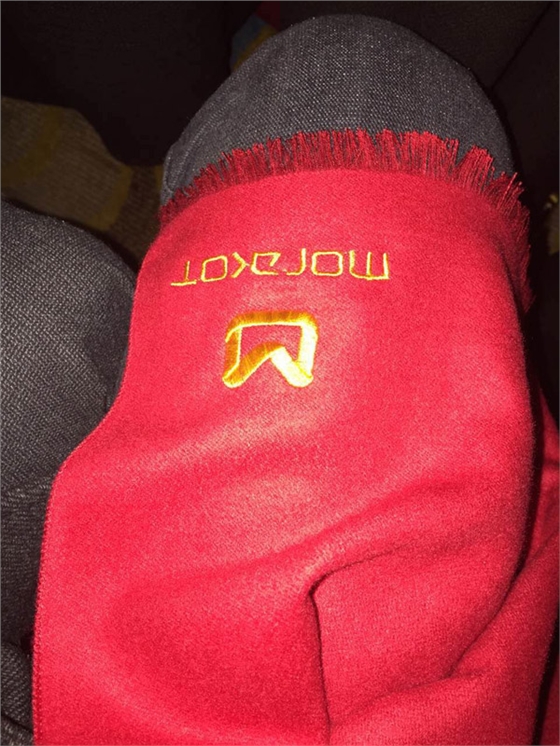 莫拉克年會紅色圍巾