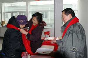 節(jié)日禮品紅色圍巾