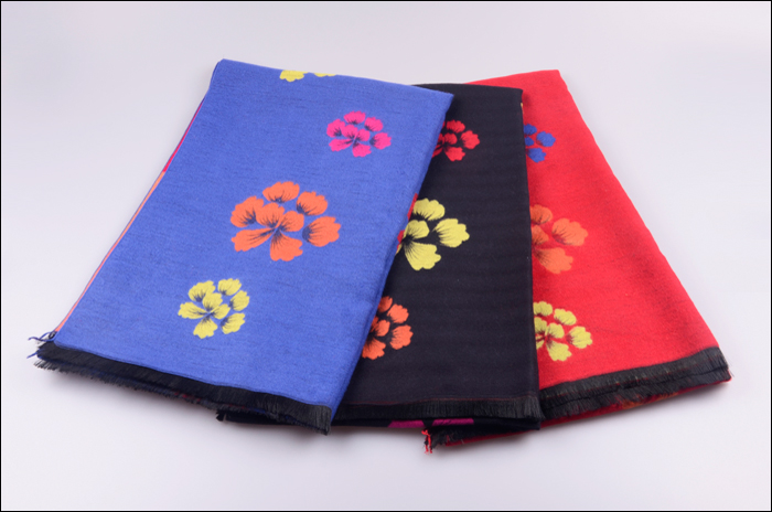 女士披肩 披肩定制 批發(fā)廠家 提花披肩 女士披肩 披肩定制 批發(fā)廠家 提花披肩