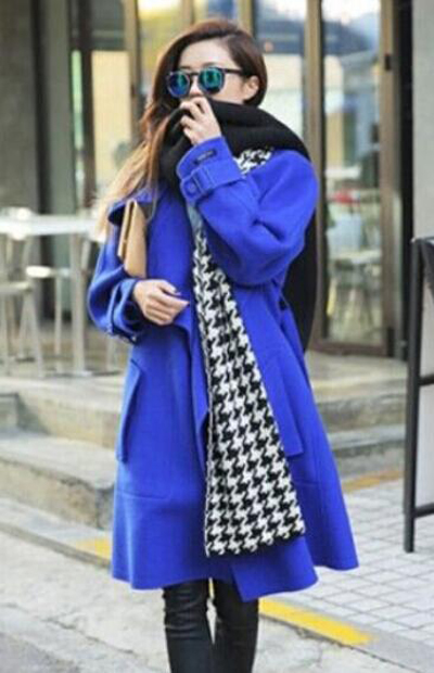 藍色大衣搭配圍巾