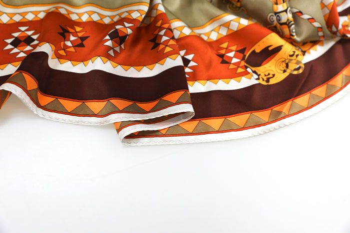 金裝車(chē)架絲巾細(xì)節(jié)圖