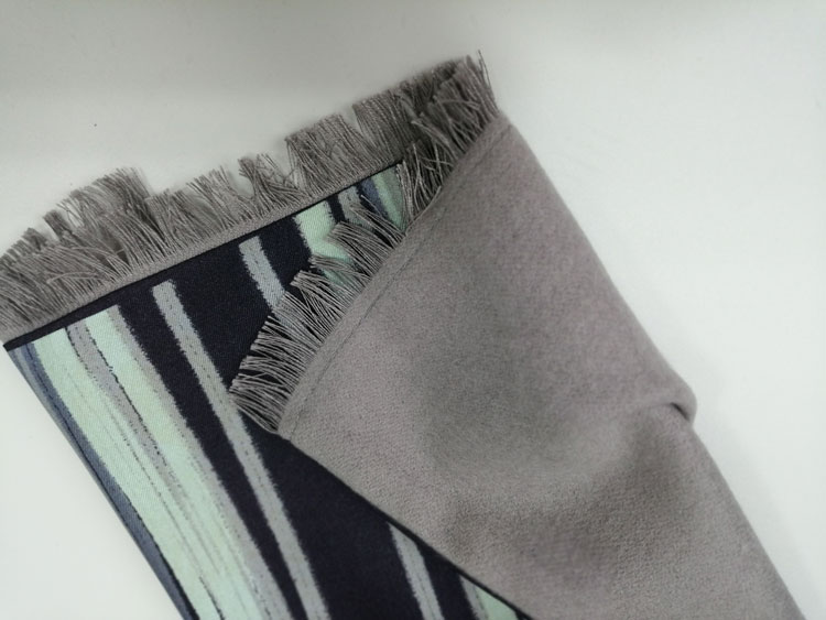 簡約線條男士圍巾細節圖 簡約線條男士圍巾細節圖