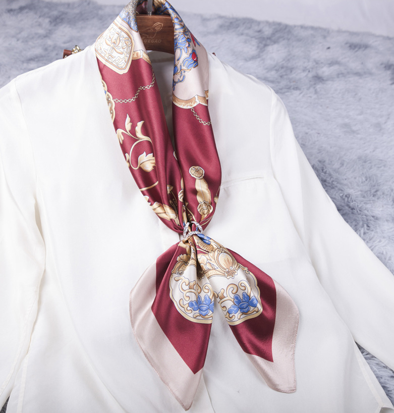 繁復(fù)印花絲巾